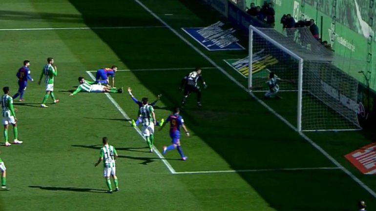 Barcelona rescató un punto en un polémico partido