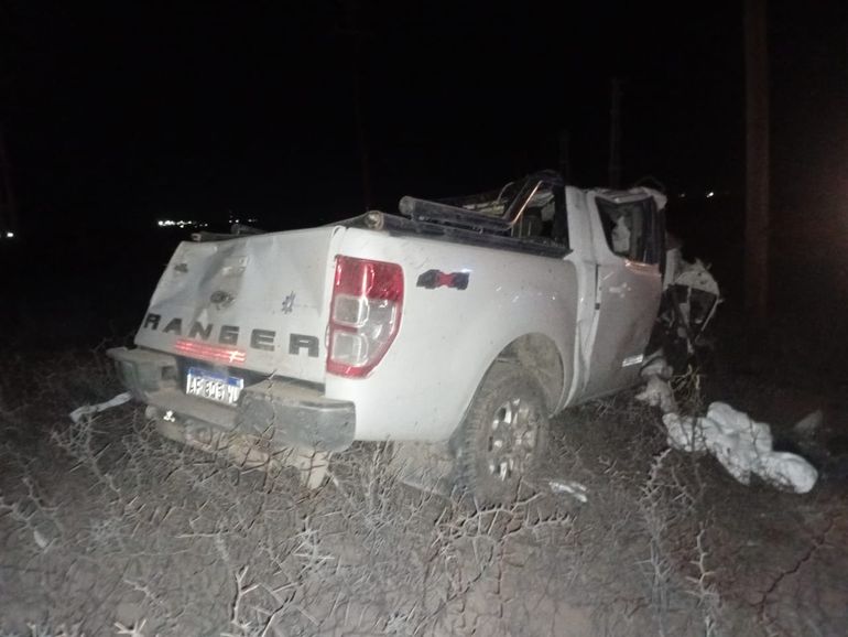 La camioneta de la empresa petrolera quedó destruida en la Ruta 51 / Foto Gentileza