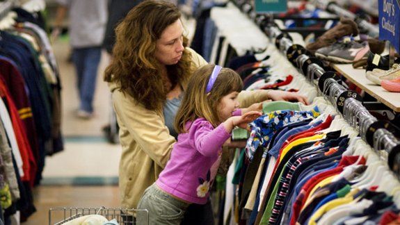 Además, el estudio asegura que comprar tampoco da felicidad.
