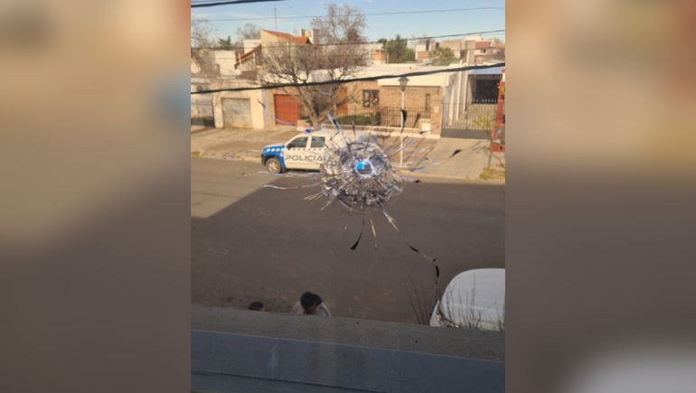 Uno de los vidrios impactados por las balas. (Gentileza: Cutral Co al Instante) Uno de los vidrios impactados por las balas. (Gentileza: Cutral Co al Instante)