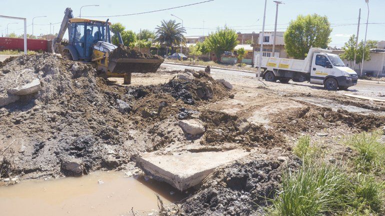 Algunas máquinas ya comenzaron a emparejar calles y a reparar los estragos que dejó la lluvia.