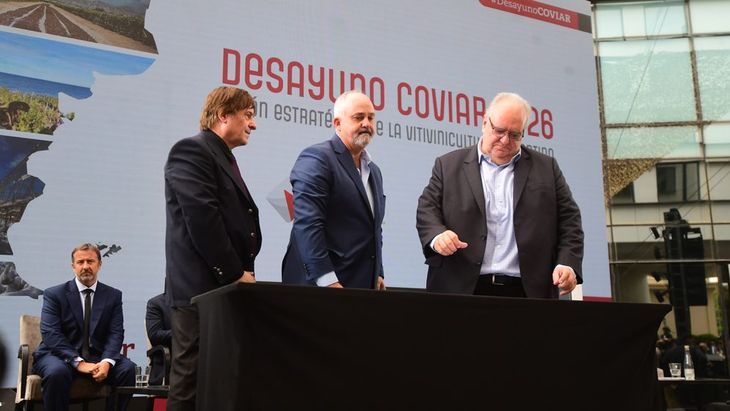 De Izq. a Der. El presidente del CONICET, Daniel Salamone, el director suplente del Distrito 12 de la SRA Pablo Della Lucia y el representante de COVIAR Fabián Ruggeri. Foto: Gentileza COVIAR. De Izq. a Der. El presidente del CONICET, Daniel Salamone, el director suplente del Distrito 12 de la SRA Pablo Della Lucia y el representante de COVIAR Fabián Ruggeri. Foto: Gentileza COVIAR.