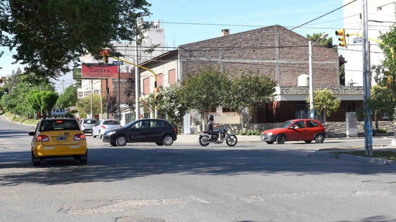 La joven caminaba por Entre Ríos y el atacante bajó de un auto en Islas Malvinas.