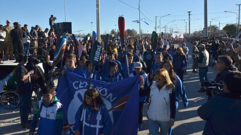 El transporte gratis permitió que mucha gente asistiera al desfile.