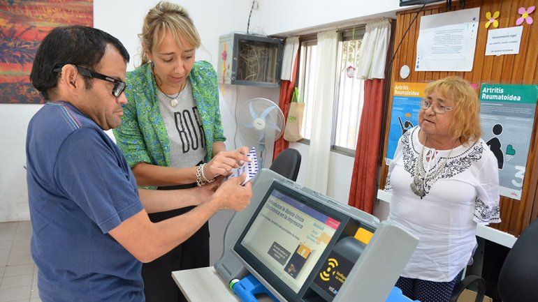 Enseñan a discapacitados a emitir el voto electrónico