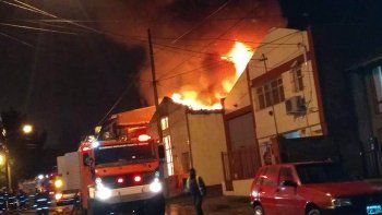 impresionante incendio consumio una fabrica de bolsas en bariloche impresionante incendio consumio una fabrica de bolsas en bariloche