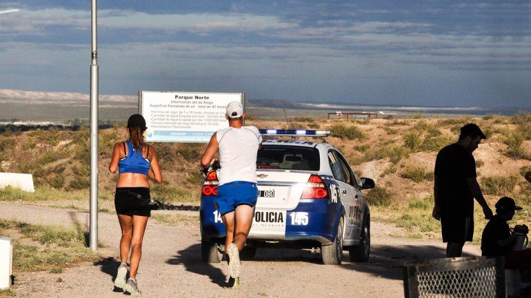 Le abrieron el auto y le robaron todo a una enfermera en Parque Norte