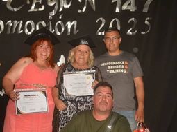 Anita junto a sus hijos en la entrega de diplomas. Ella les pidió que la acompañen. Una alumna y mujer ejemplar. Anita junto a sus hijos en la entrega de diplomas. Ella les pidió que la acompañen. Una alumna y mujer ejemplar.