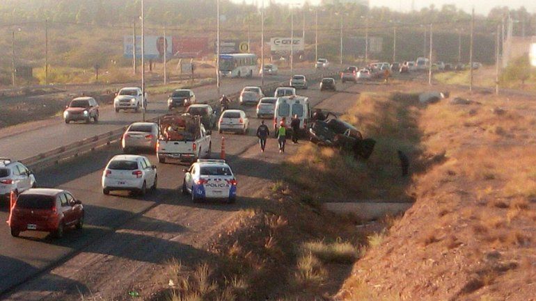 Una camioneta terminó en la banquina por evitar un choque