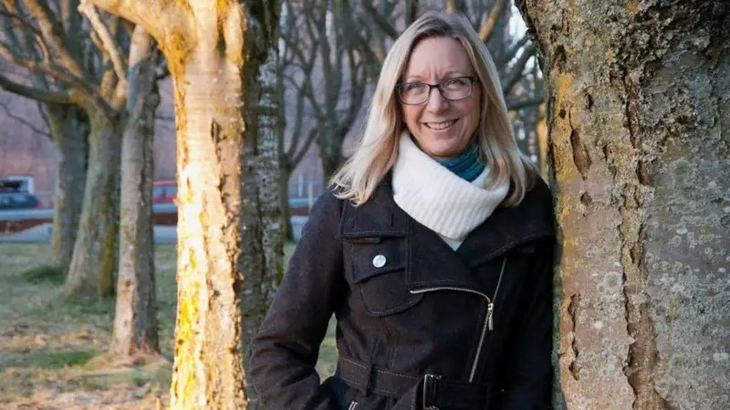 Elisabeth Oxfeldt dice que el sentimiento de culpa del país está siendo explorado por películas, series de televisión y libros. Elisabeth Oxfeldt dice que el sentimiento de culpa del país está siendo explorado por películas, series de televisión y libros.