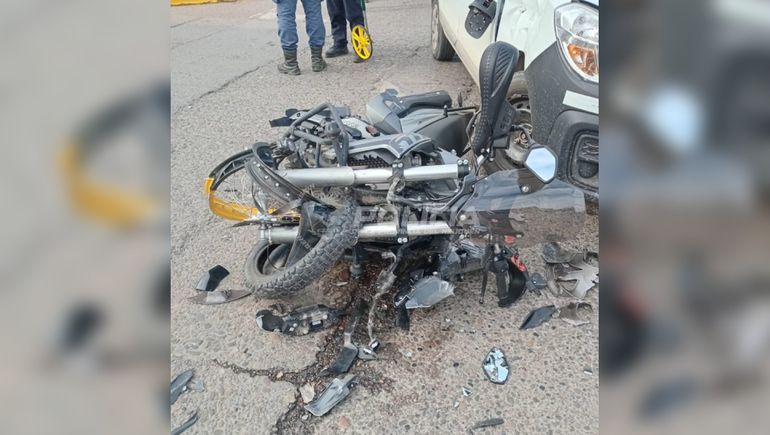 Fuerte choque entre una moto y una camioneta en pleno centro de Neuquén