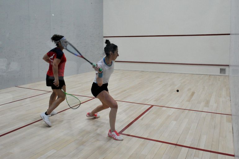 Pilar Etchechoury en plena acción de ataque. (Foto: Sergio Dovio).