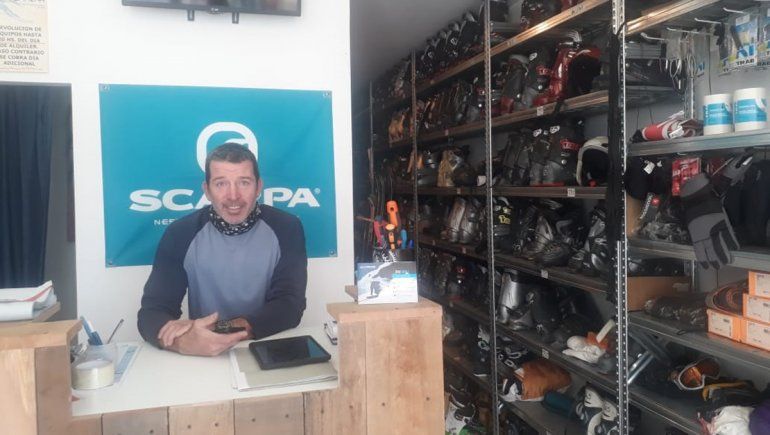 Alquila equipos de esquí por alimentos para un merendero