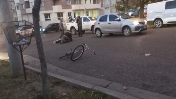 Dobló sin mirar y arrolló a un ciclista que iba por la bicisenda
