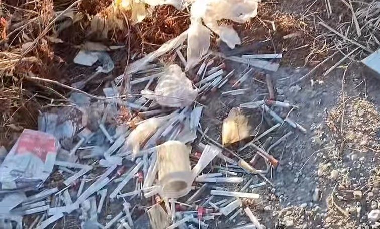Bronca en Vista Alegre: tiraron jeringas usadas y tubos con sangre en el Parque industrial