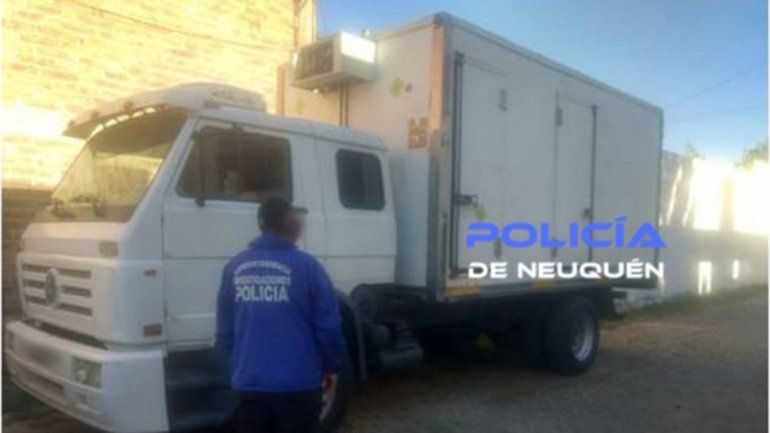Varios de los autos robados que fueron recuperados por la Policía en Neuquén durante la última semana. El camión lo robaron en Cipolletti en 2016.