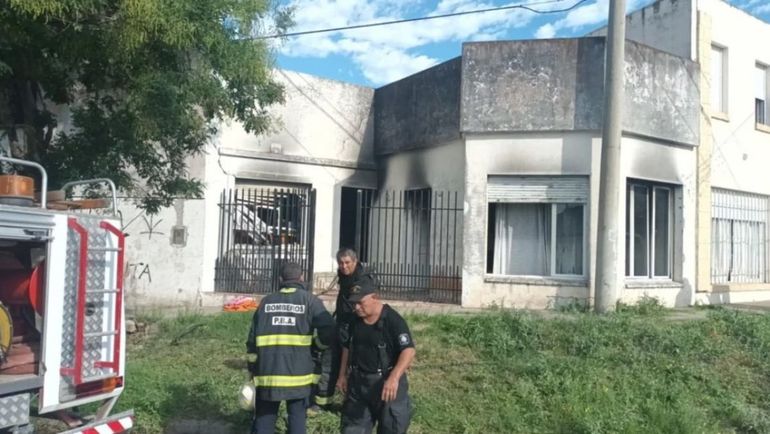 Voraz incendio en una casa en Bahía a Blanca: murió un nene de 2 años y su hermano está grave