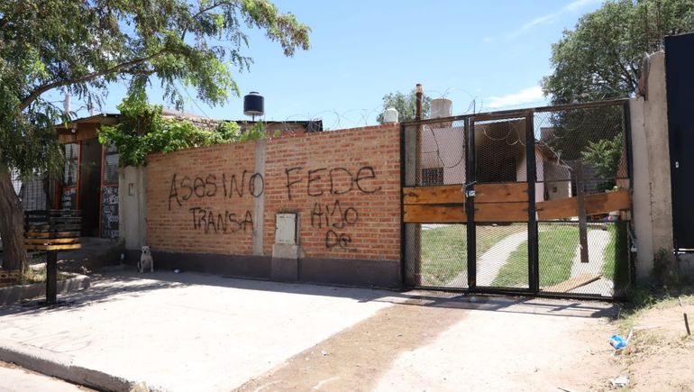 Justicia por mano propia: vecinos de Villa Ceferino quemaron la casa del Gordo Fede