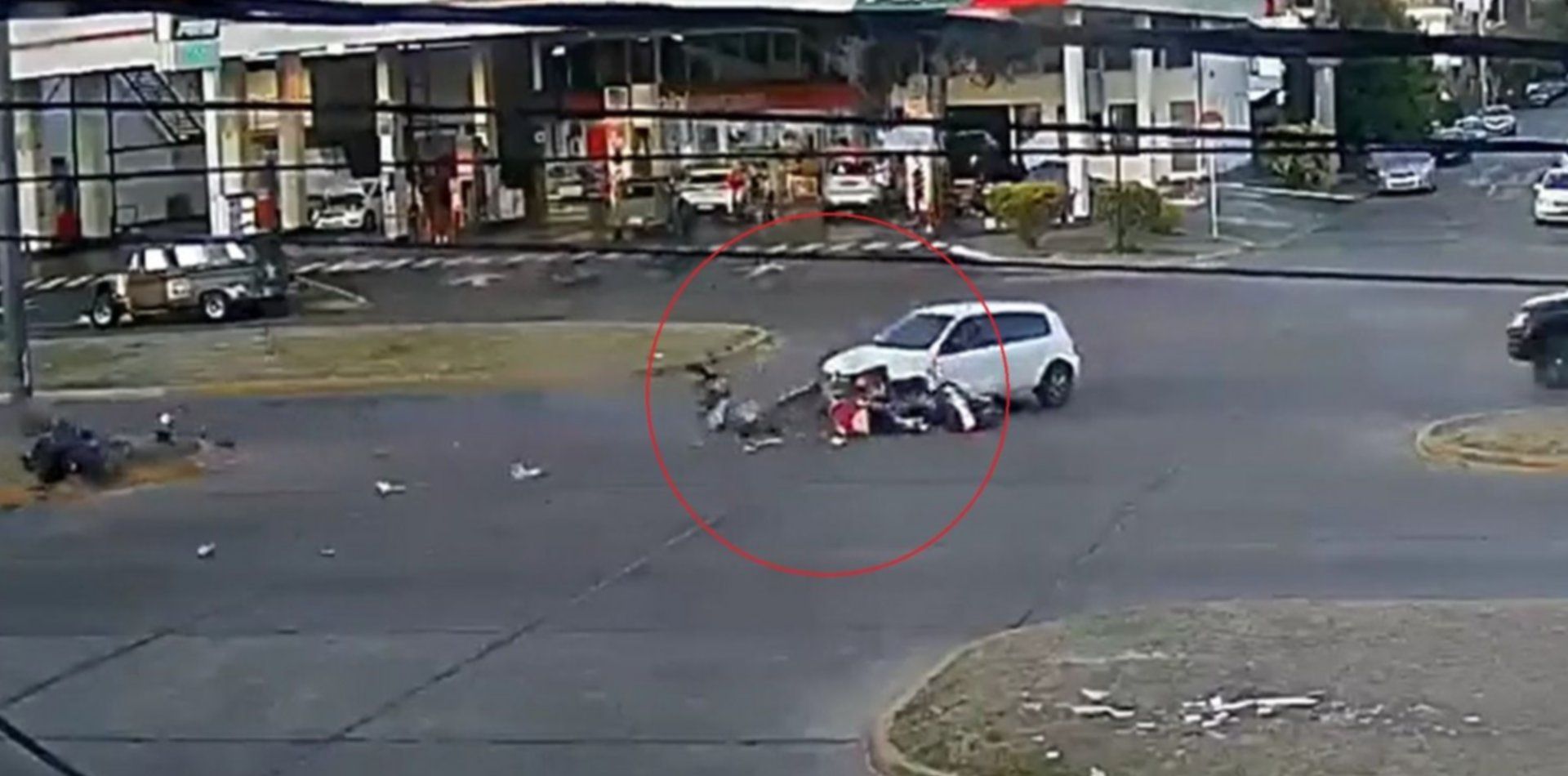 Video: tres motociclistas volaron por el aire tras chocar contra un auto