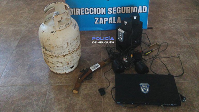 Su ex novio se metió a la casa armado con una escopeta y le robó