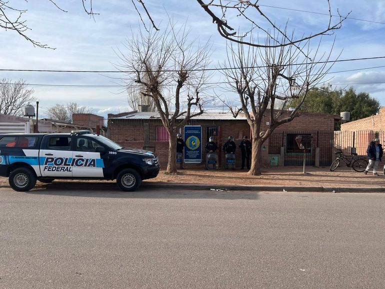 Desarticularon un kiosco que vendía drogas frente a una escuela: detuvieron a cuatro personas