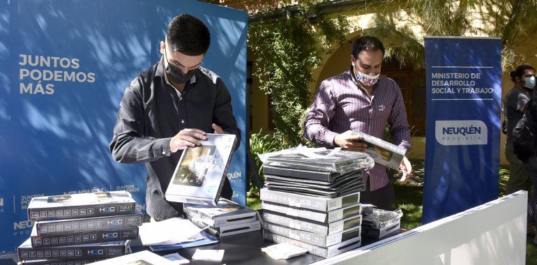 Entregaron 77 tablets para niños, niñas y adolescentes de hogares