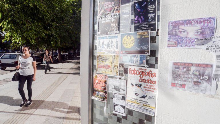 En los vidrios se observan anuncios de shows