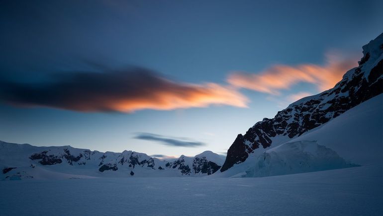 La Antártida de noche es deslumbrante. La Antártida de noche es deslumbrante.