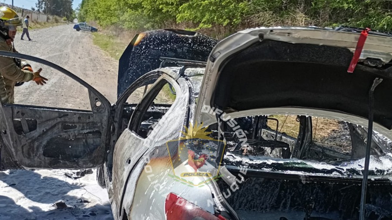 El auto quedó destruido por las llamas / Foto Prensa Policía