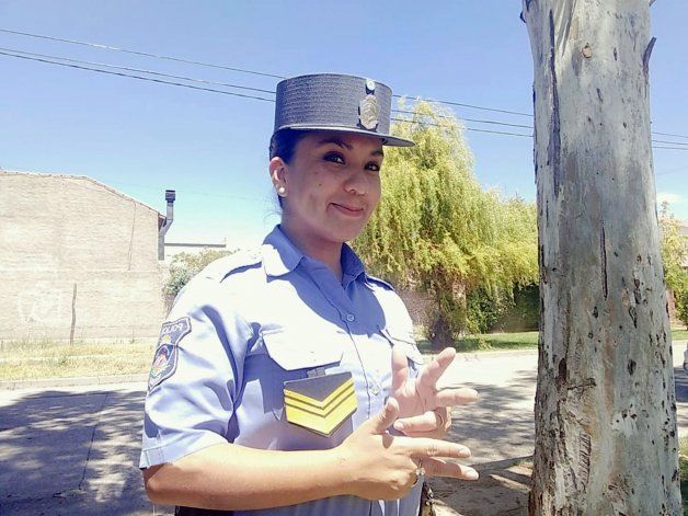 María, la mujer policía que ayuda a la gente con la lengua de señas