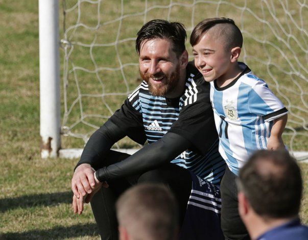 La foto de Lionel Messi con una de las figuras de la Selección argentina de Talla Baja