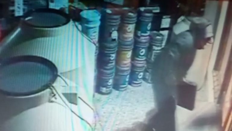 Video: a pocas cuadras de una comisaría, roban una ferretería