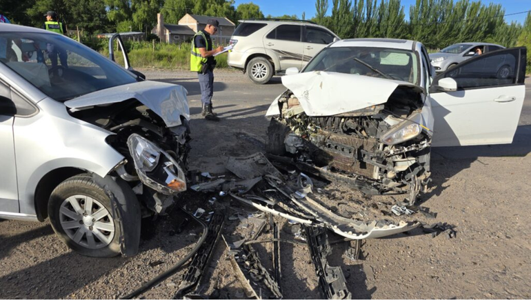 El choque frontal entre dos autos se produjo en la calle Jaime de Nevares que conecta Centenario y Cinco Saltos.