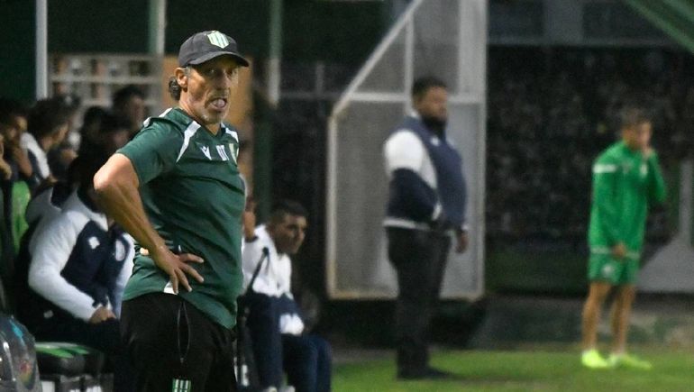 Pedro Troglio se peleó con periodistas en conferencia de prensa tras el empate de Banfield: Han pedido mi cabeza