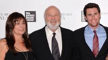 Horas después del crimen de Rob Reiner y su mujer Michele, los investigadores detuvieron al hijo del director, principal acudado. Horas después del crimen de Rob Reiner y su mujer Michele, los investigadores detuvieron al hijo del director, principal acudado.