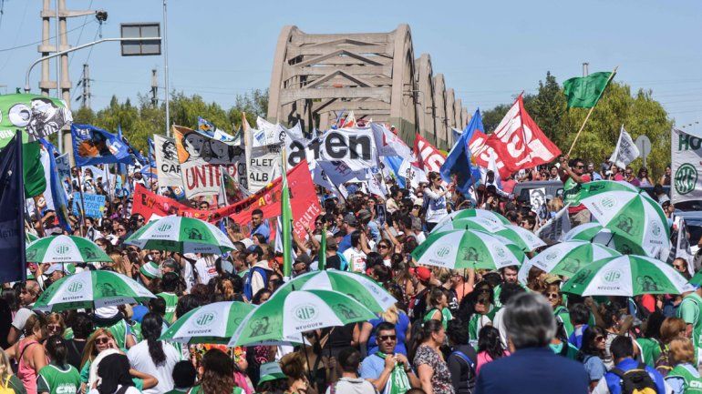 Los gremios marcharon por la multitrocha hasta los puentes carreteros y allí hicieron un acto conjunto.
