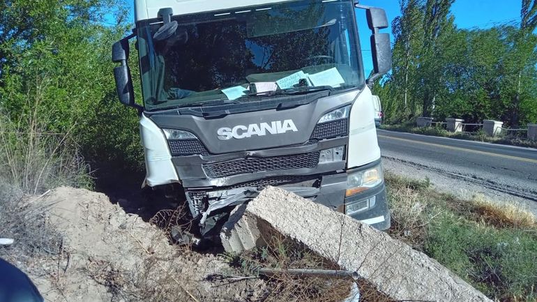 El rodado de grandes dimensiones impactó contra el concreto de la banquina.  | LM Neuquen El rodado de grandes dimensiones impactó contra el concreto de la banquina.