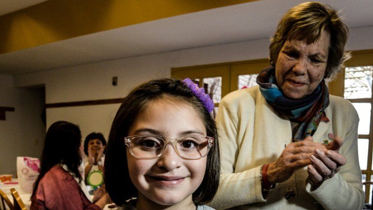 Sabrina muestra el diploma que le dieron ante la mirada de Salvatori.
