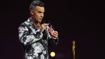 robbie williams alento a la seleccion argentina en pleno concierto en belgica robbie williams alento a la seleccion argentina en pleno concierto en belgica