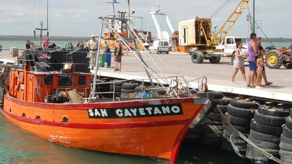 La actividad de los pescadores llama la atención de los veraneantes.