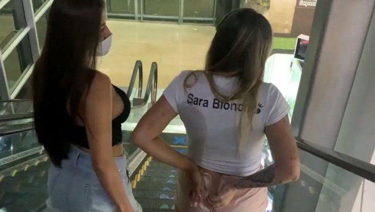 Escándalo: actrices porno se graban en un shopping
