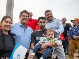 Mariano Gaido y Marco Zapata en una entrega de lotes junto a una familia beneficiaria. Mariano Gaido y Marco Zapata en una entrega de lotes junto a una familia beneficiaria.