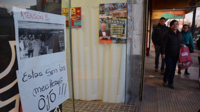 En el Bajo se pasan fotos de las mecheras entre los comerciantes