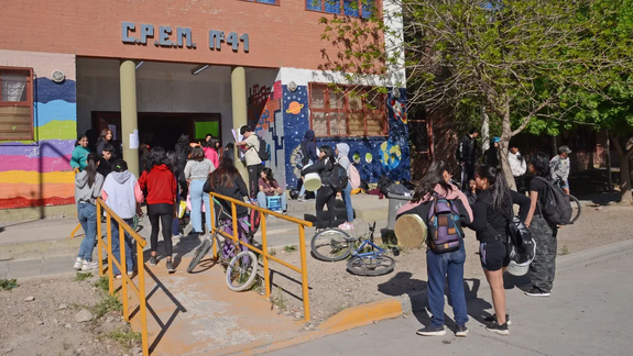 Los alumnos del CPEM 41 realizaron un reclamo en la tarde del martes / Foto
