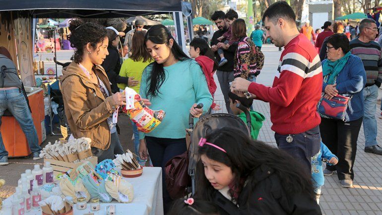 Centenario festeja su aniversario con un desfile y a pura música