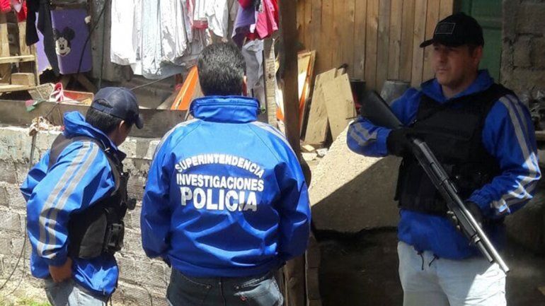 Le apoyó una pistola en el pecho y le robó la campera