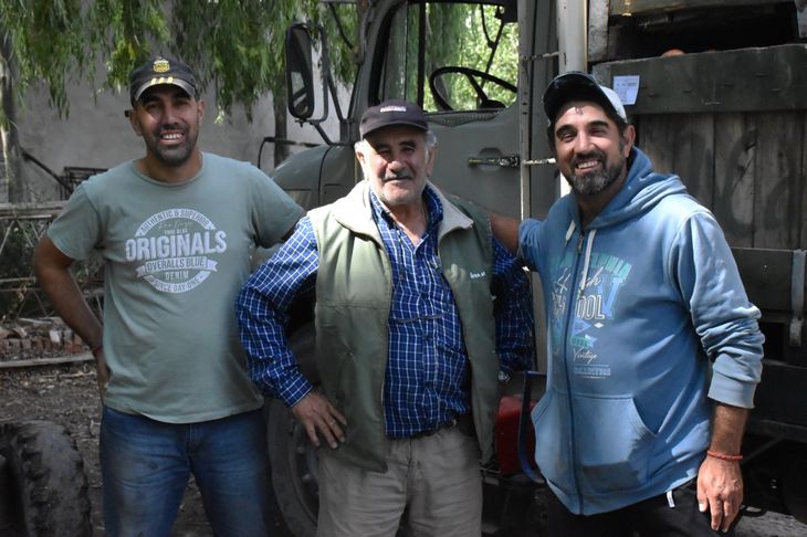 El legado familiar: Daniel Pérez junto a sus hijos, Eduardo y Carlos, quienes representan la cuarta generación de una familia dedicada a la tierra desde 1902. Foto: Fabricio González. El legado familiar: Daniel Pérez junto a sus hijos, Eduardo y Carlos, quienes representan la cuarta generación de una familia dedicada a la tierra desde 1902. Foto: Fabricio González.