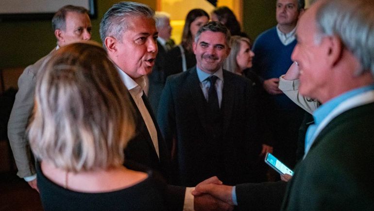 Rolando Figueroa saluda a Juan Cruz Adrogué, presidente de Nieves del Chapelco S.A. Rolando Figueroa saluda a Juan Cruz Adrogué, presidente de Nieves del Chapelco S.A.