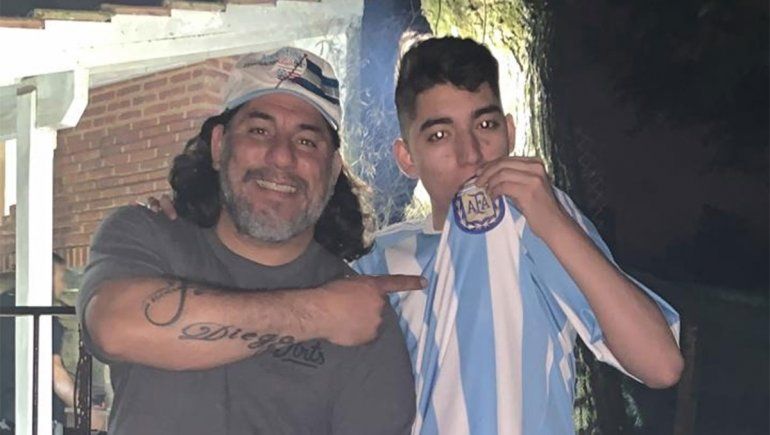 Diego Armando de Freitas Rodriguez junto a su papá Pablo