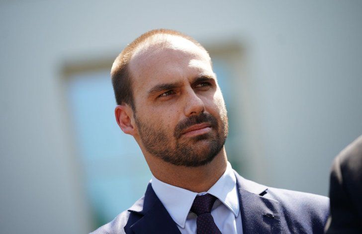 El hijo de Jair Bolsonaro deberá indemnizar a una periodista por "daño moral"